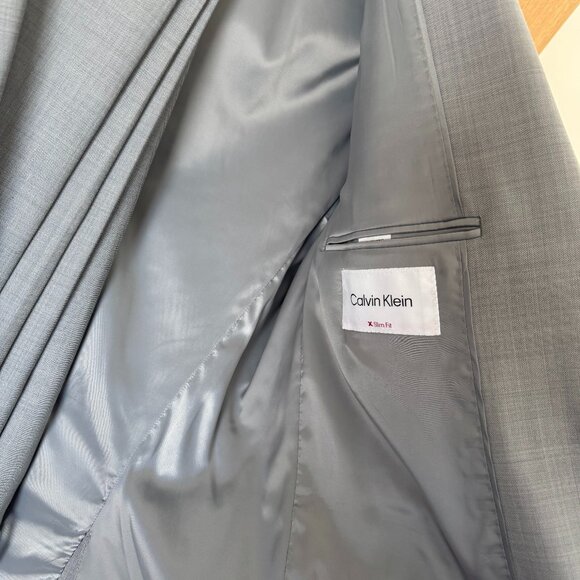 Like-New Calvin Klein Slim Fit Suit, Jacket 40R and 32x32 pant - Picture 2 of 4